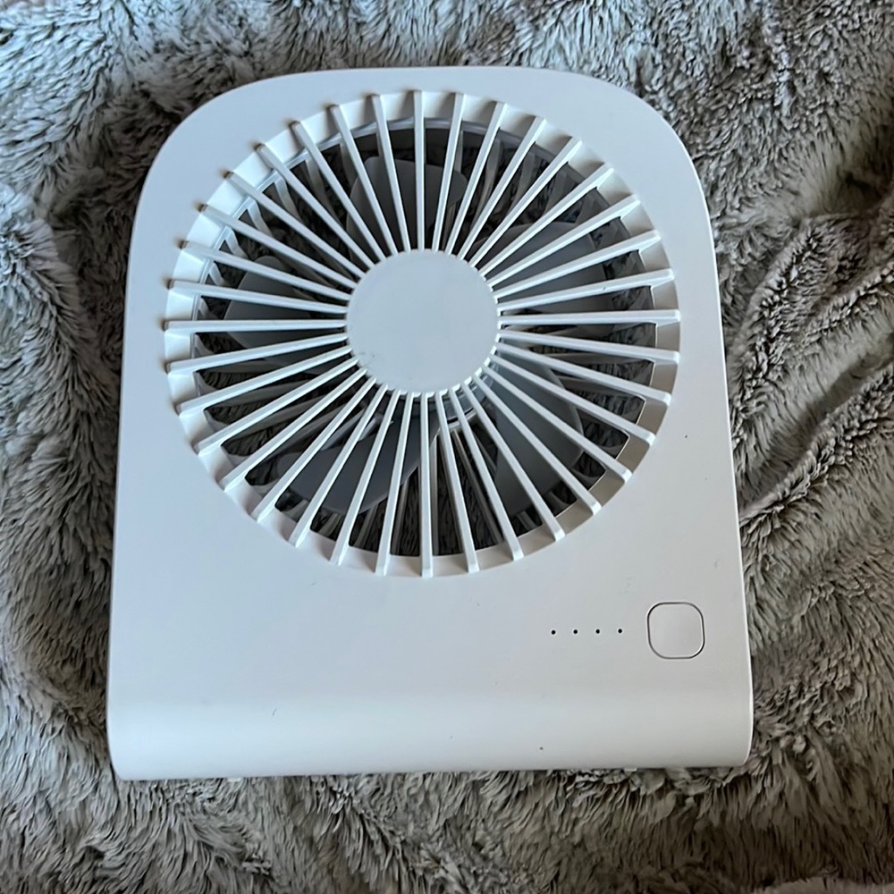Desktop folding fan
